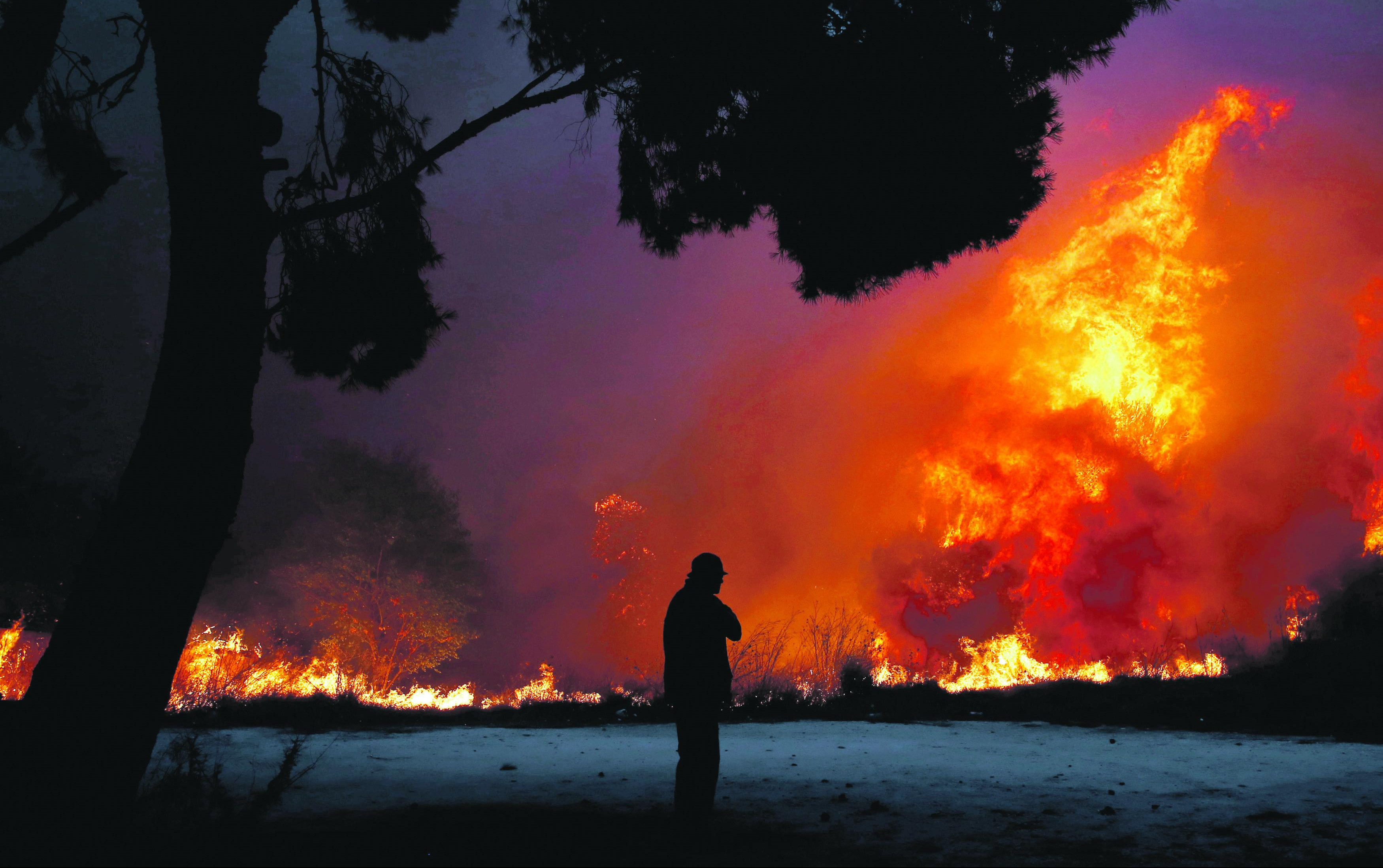 POŽAR NA GRČKOM OSTRVU: 36 vatrogasaca,17 vozila i  5 helikoptera gasi vatru na Samosu!